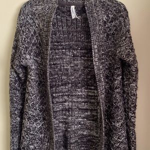 3/$10 🛒Juniors black/white cardigan.